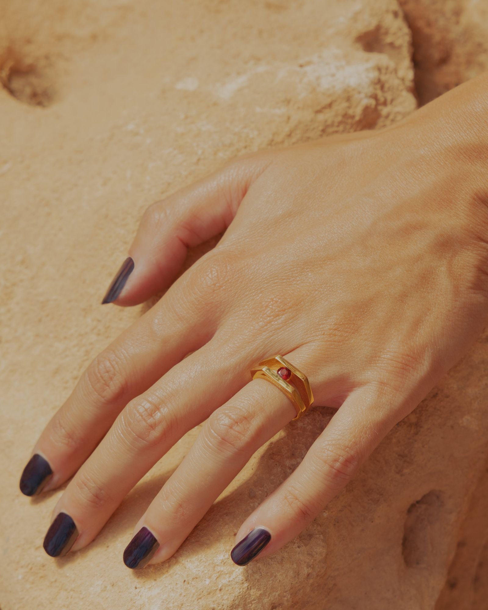 Monture de bague en or éthique réalisée sur mesure en fonction de la pierre fournie par le client, ici avec pierre grenat, photo portée.