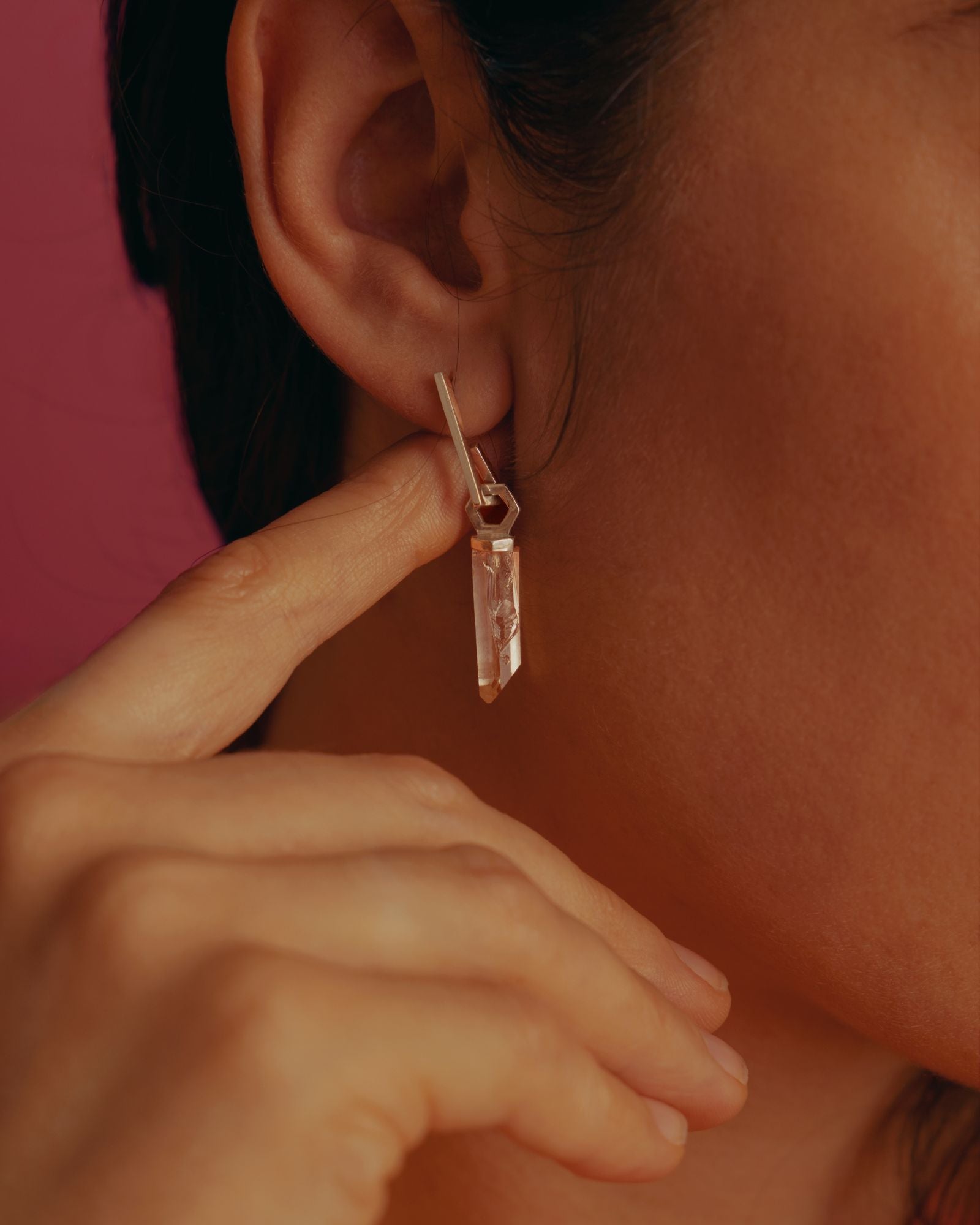 photo portée à l'oreille sur une boucle  d'un pendentif éthique made in france modèle Infime en argent labellisé et pierre quartz français.
