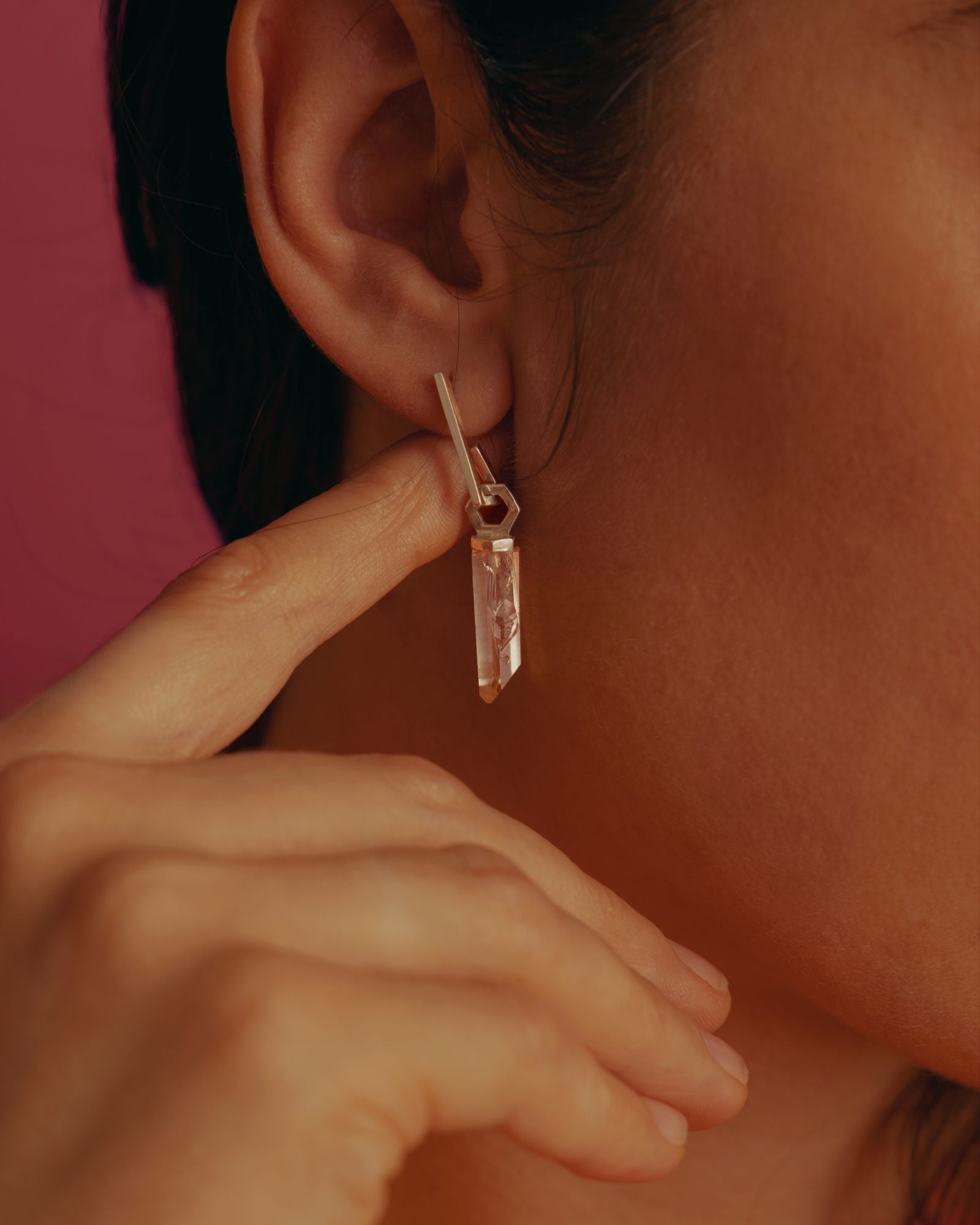Photo d'une boucle d'oreille éthique modèle mouvement en argent labellisé, porté avec un pendentif éthique modèle Infime en argent labellisé et quartz de France.