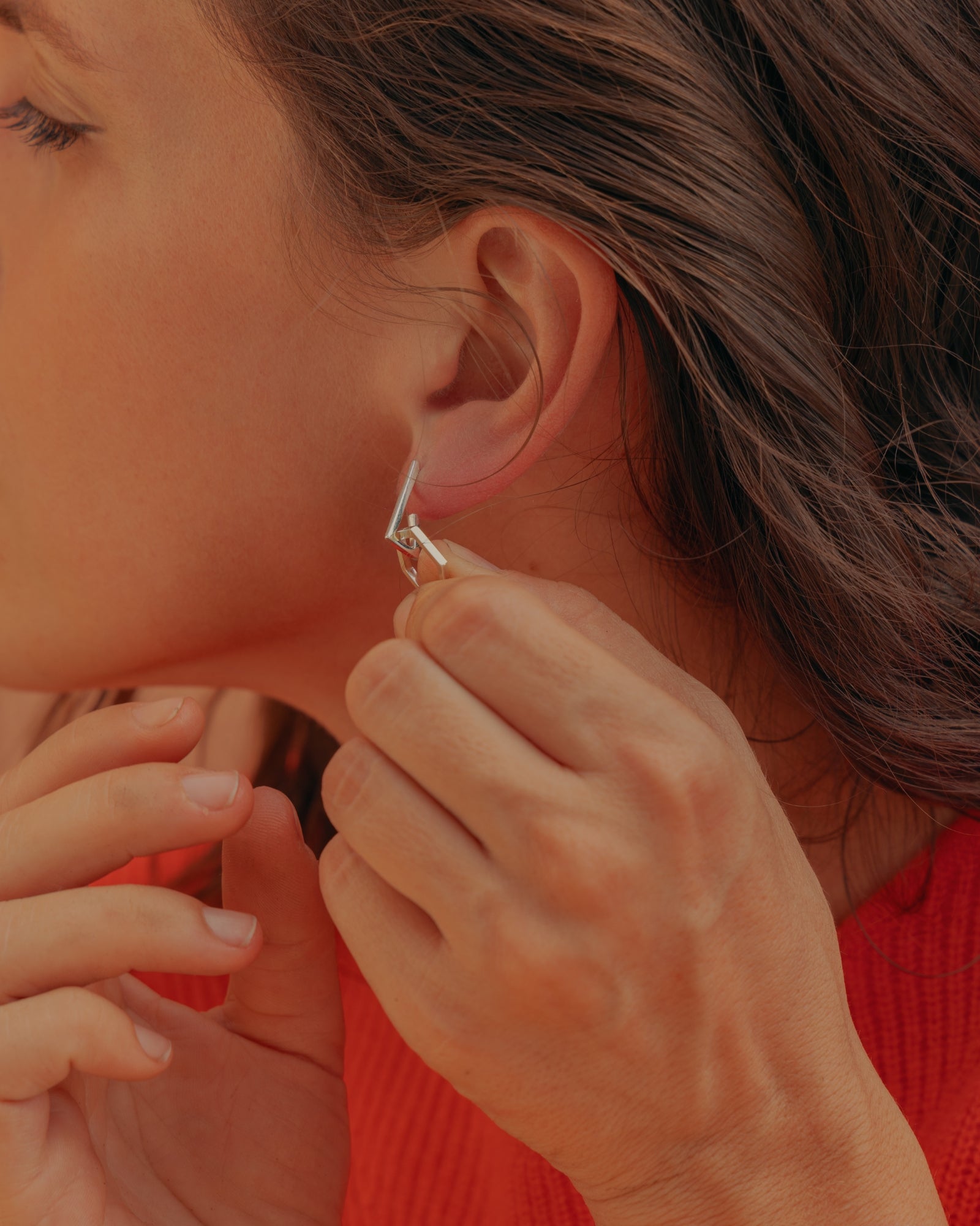Photo portée d'une boucle d'oreille éthique et modulable modèle Mouvement en argent