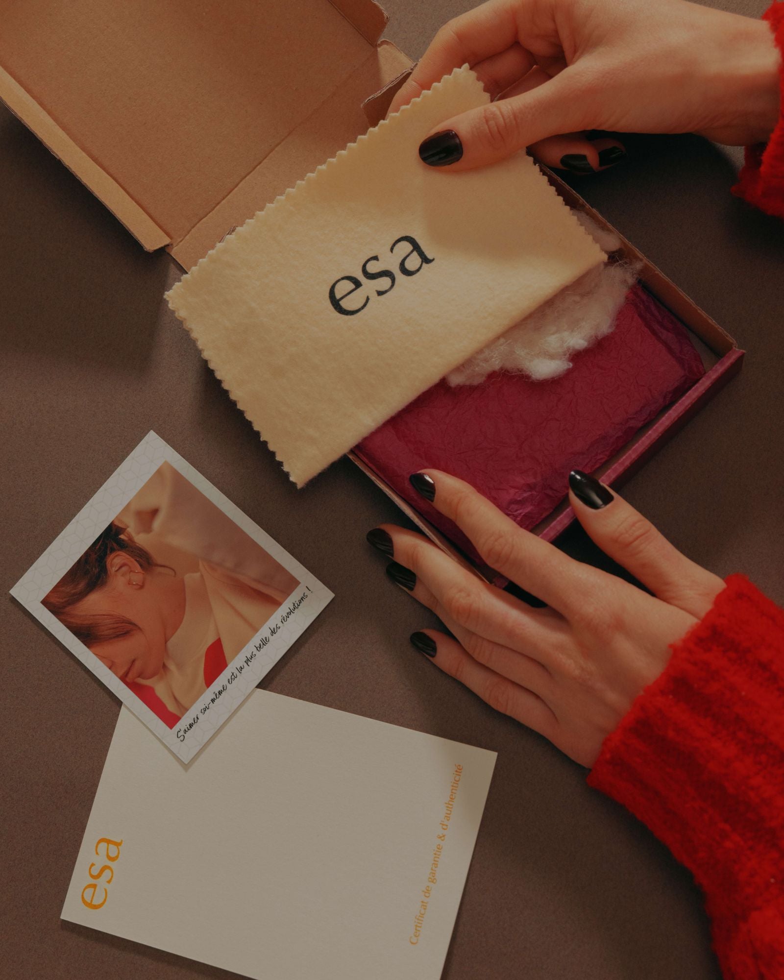 Photo présentant le packaging éthique, carton ouvert sur papier de soie et chamoisine.