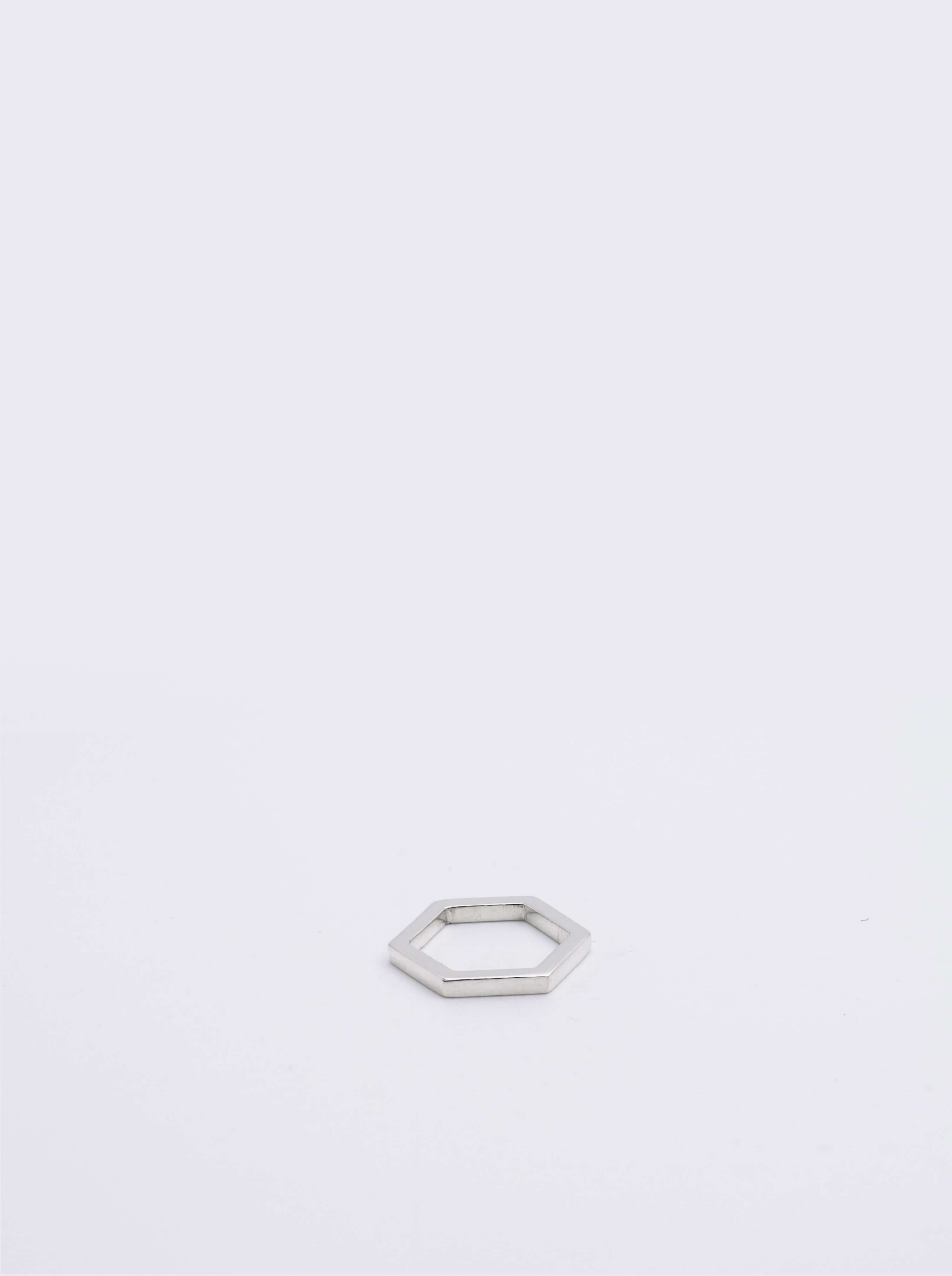 Pendentif éthique hexagonal modèle Essentiel 14mm en argent sur fond blanc.