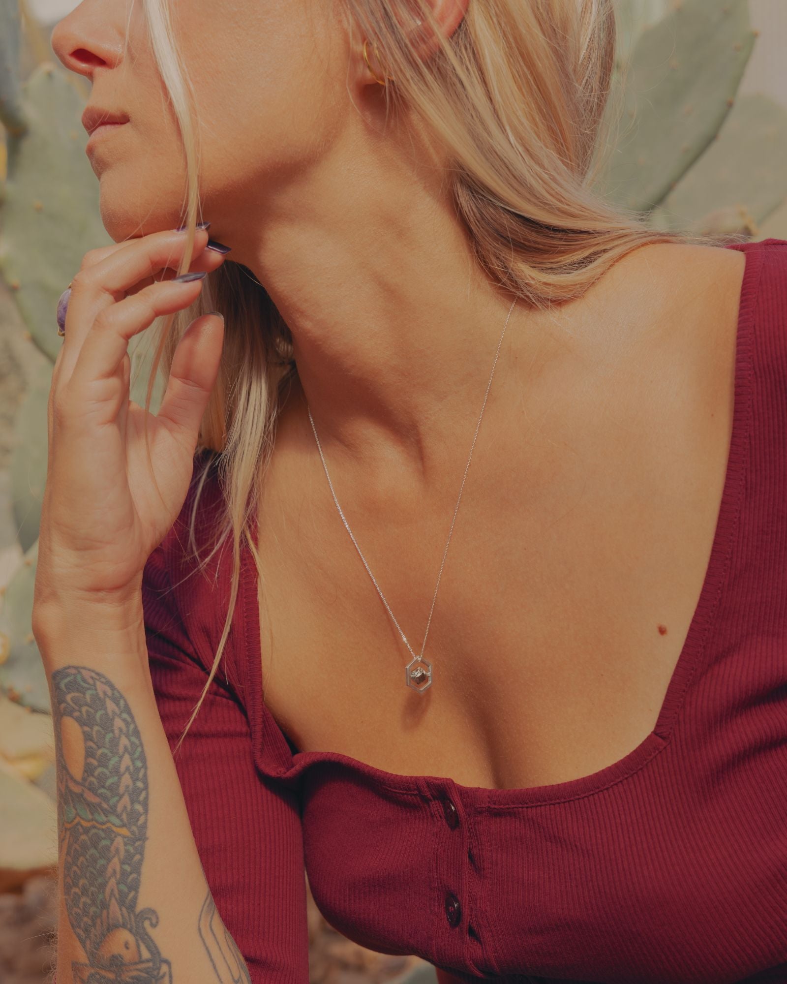 Photo portée d'un collier éthique modèle Attraction en argent labellisé et pyrite de France.