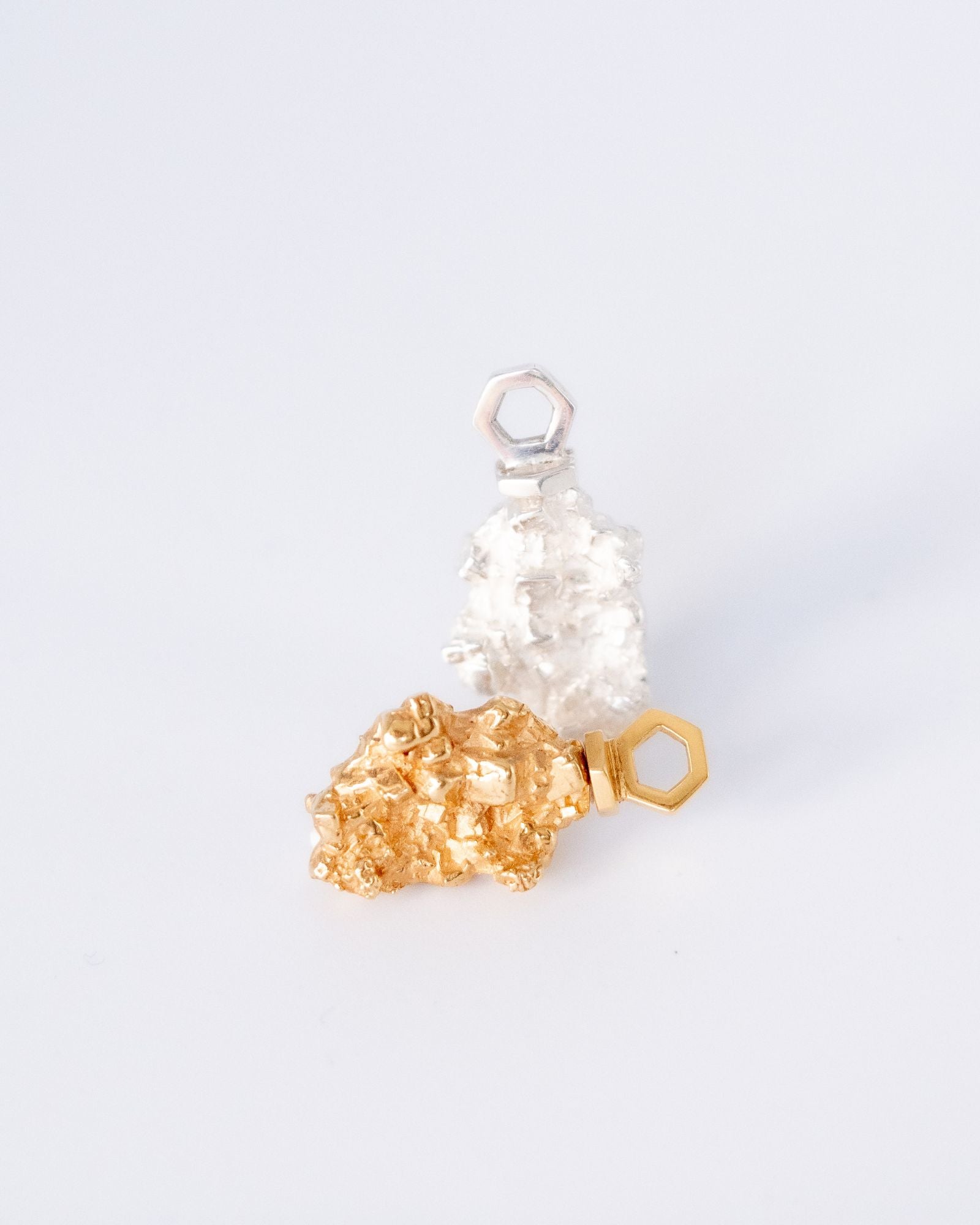 Pendentifs éthiques modèles Infime Pépite en vermeil et en argent.
