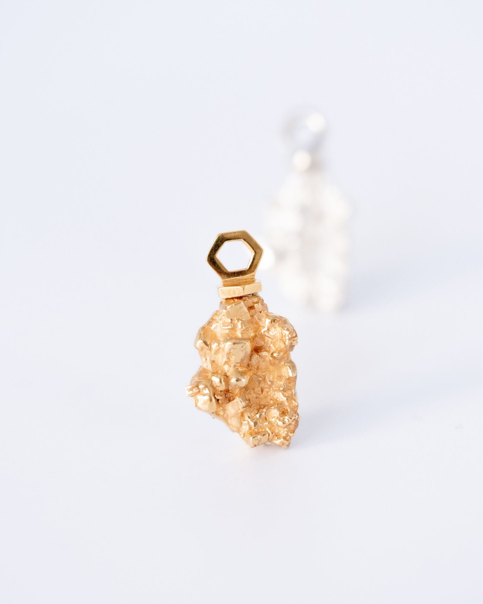 Pendentifs éthiques modèles Infime Pépite en vermeil et en argent.
