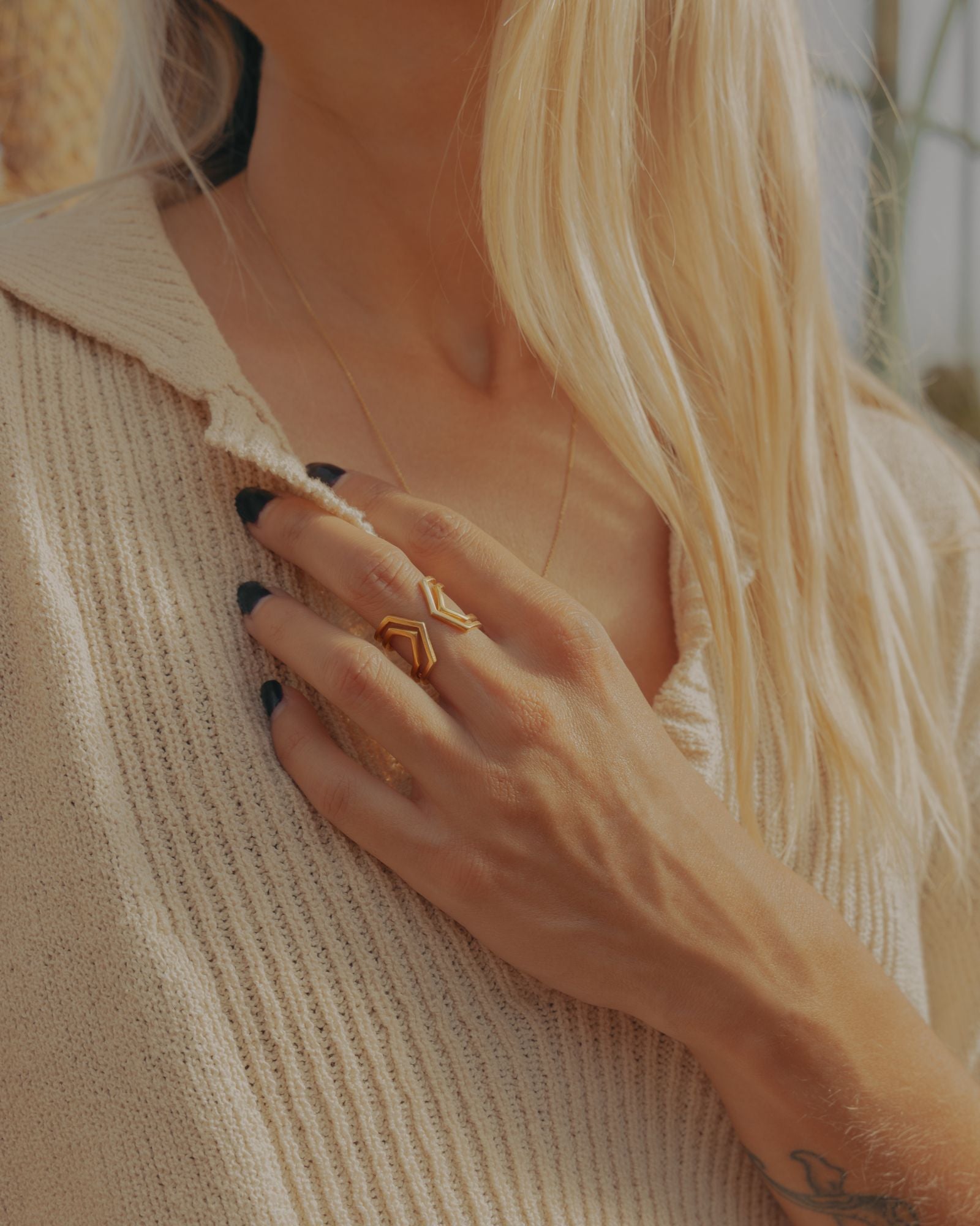 Photo en gros plan d'une bague éthique portée à la main, modèle dualité moyenne en vermeil, combinée au modèle dualité large en vermeil.