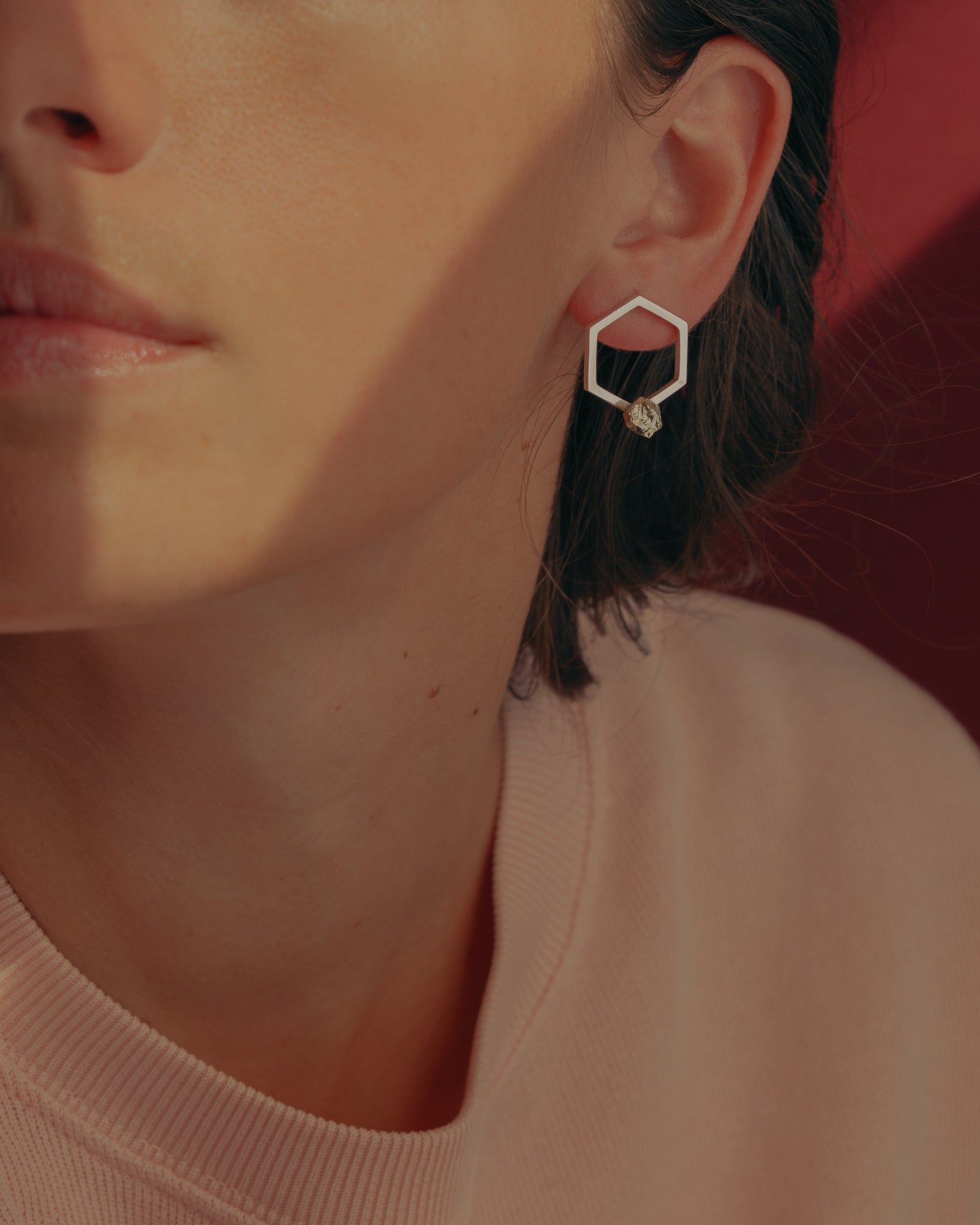 Photo portée des boucles d'oreilles éthiques modèle Solitaire en argent et pyrite de France.