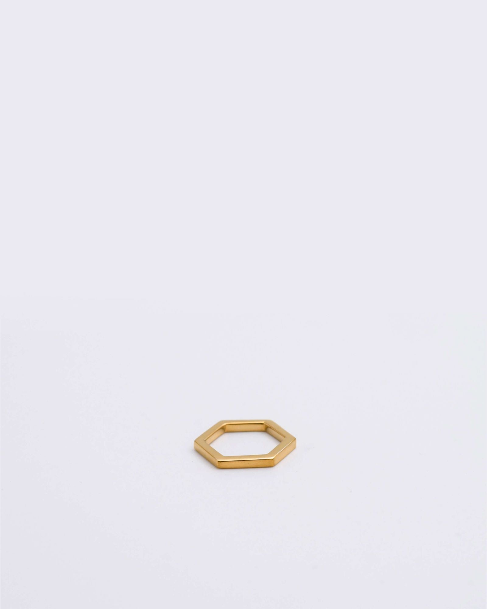 Photo d'un pendentif éthique hexagonal, modèle Essentiel 14 en vermeil labellisé.