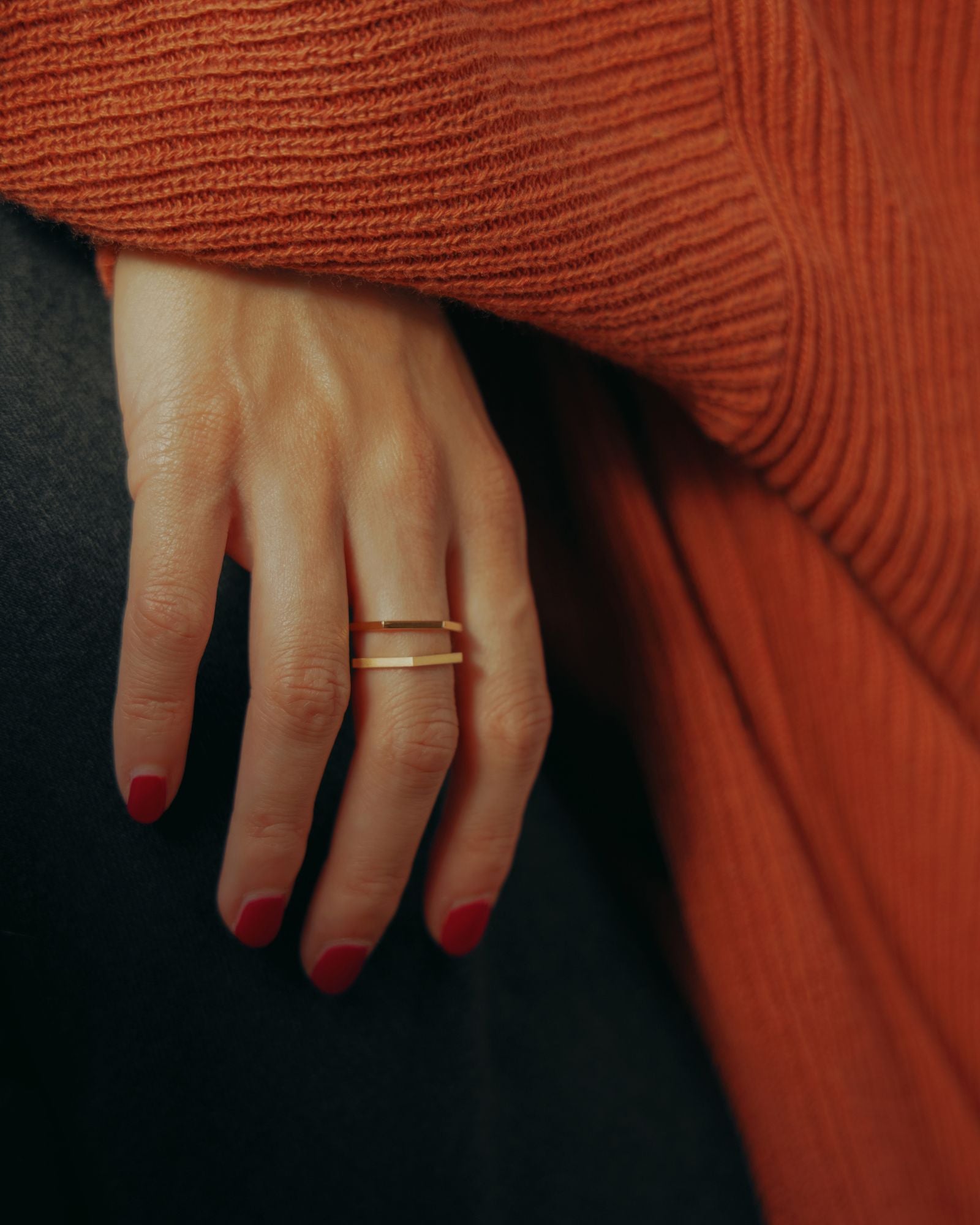 Photo portée de deux bagues éthiques modèles Essentiel, en vermeil labellisé brillant et satiné.