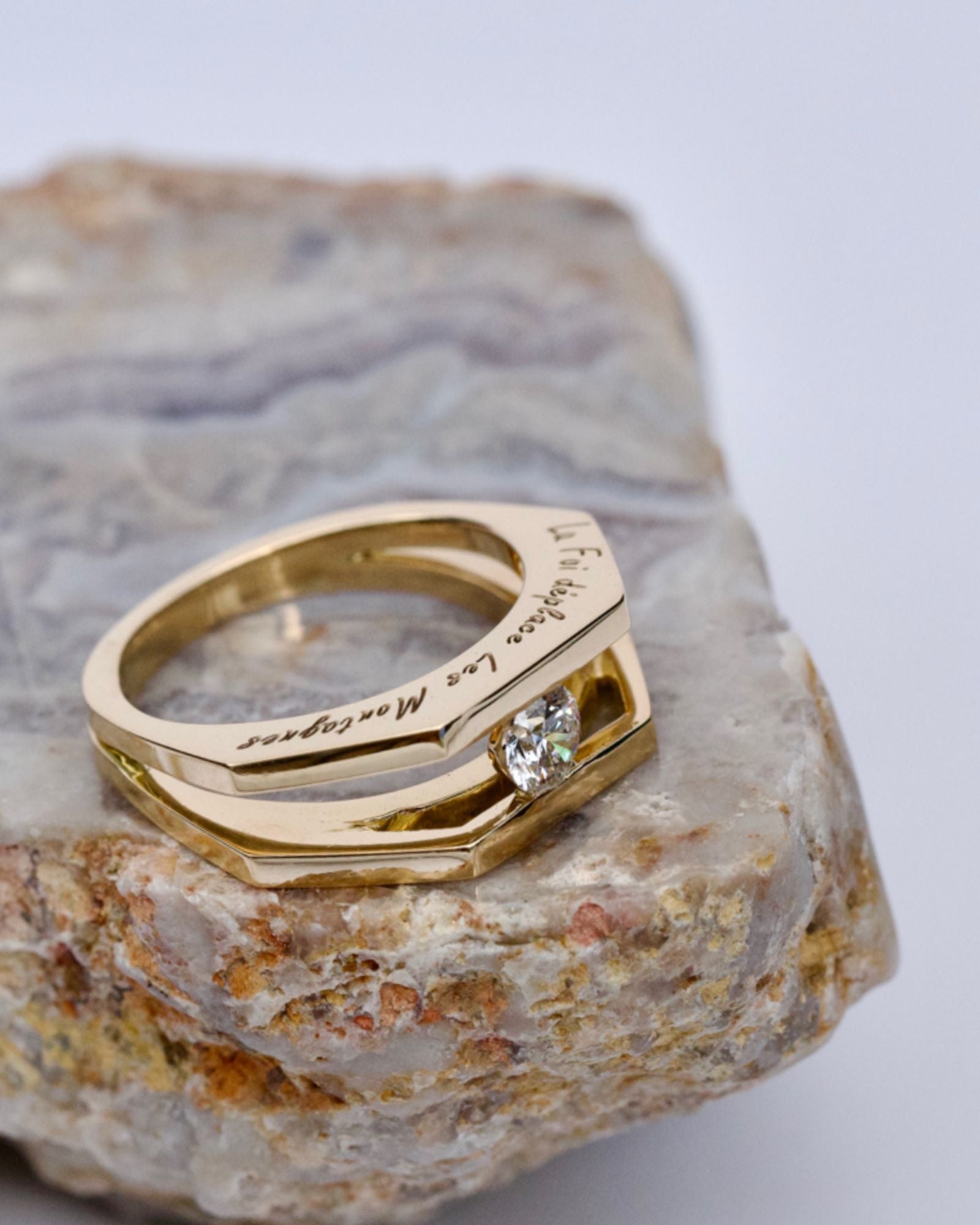 Monture de bague en or éthique réalisée sur mesure en fonction de la pierre fournie par le client, bague vue de haut sur une calcédoine.