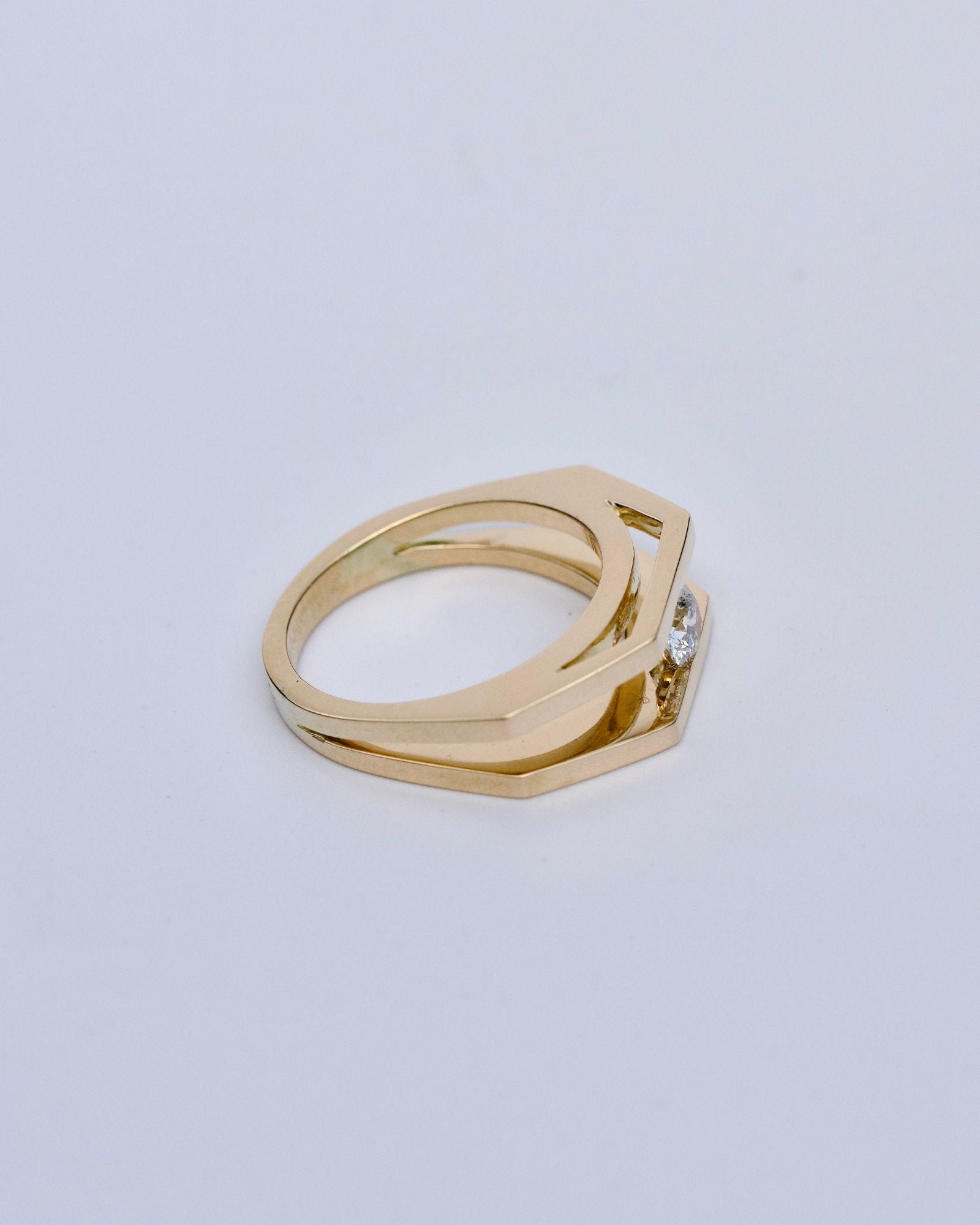 Monture de bague en or éthique réalisée sur mesure en fonction de la pierre fournie par le client, de trois quart sur fond blanc.