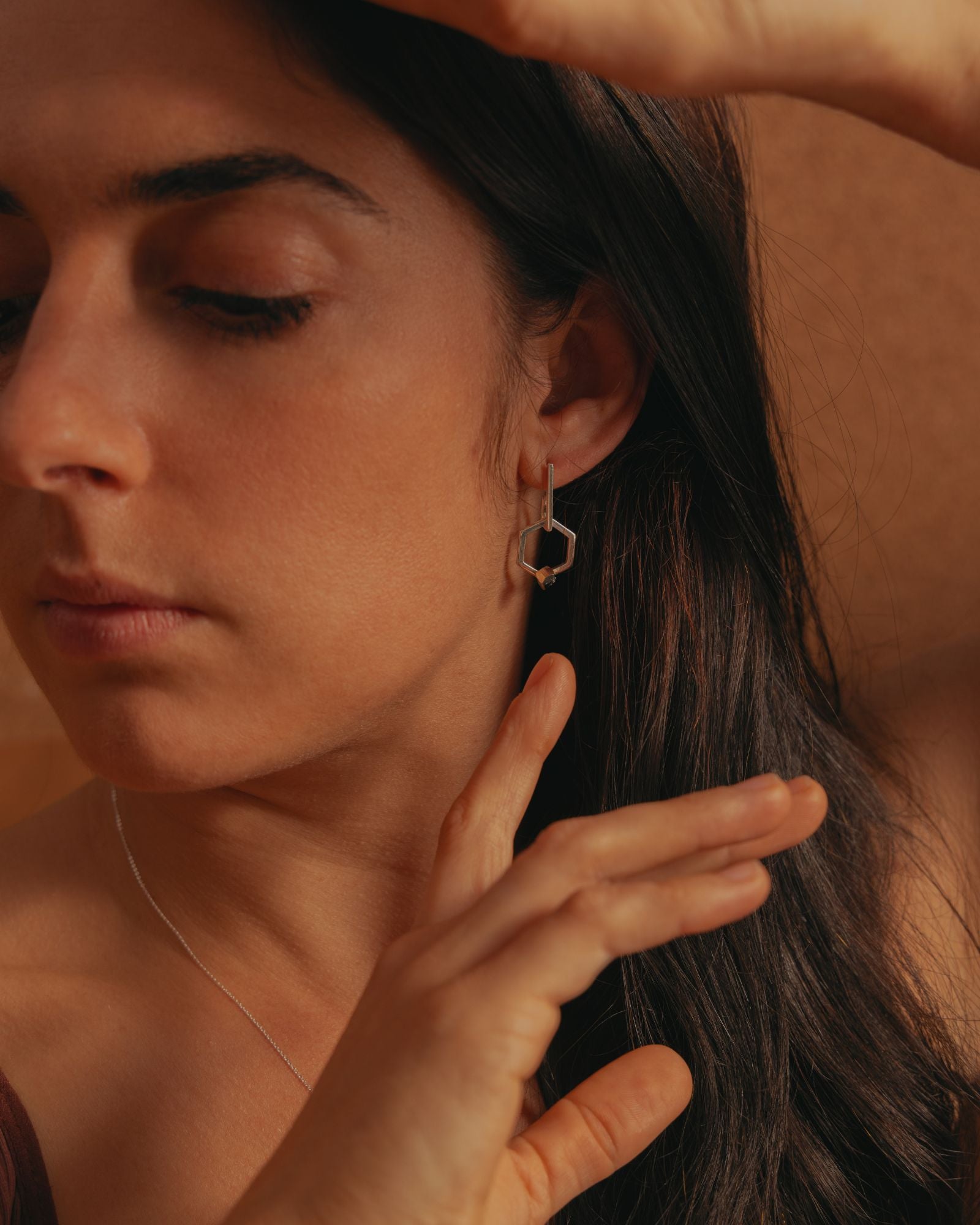 Photo d'une boucle d'oreille éthique modèle mouvement en argent labellisé, porté avec un pendentif éthique modèle Solitaire 14 en argent labellisé et pyrite de France.