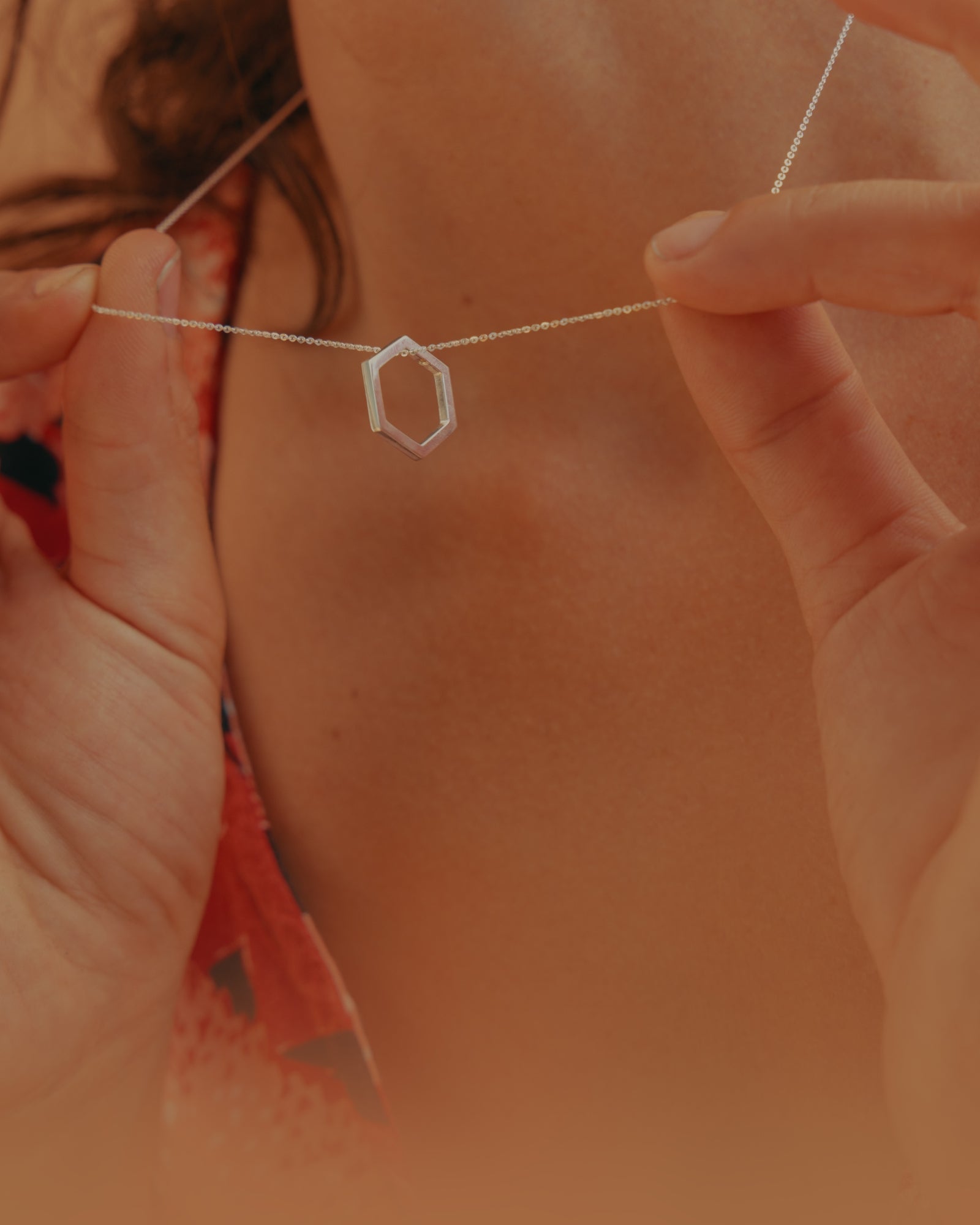 Photo portée d'un pendentif éthique et modulable modèle Essentiel 14mm en argent