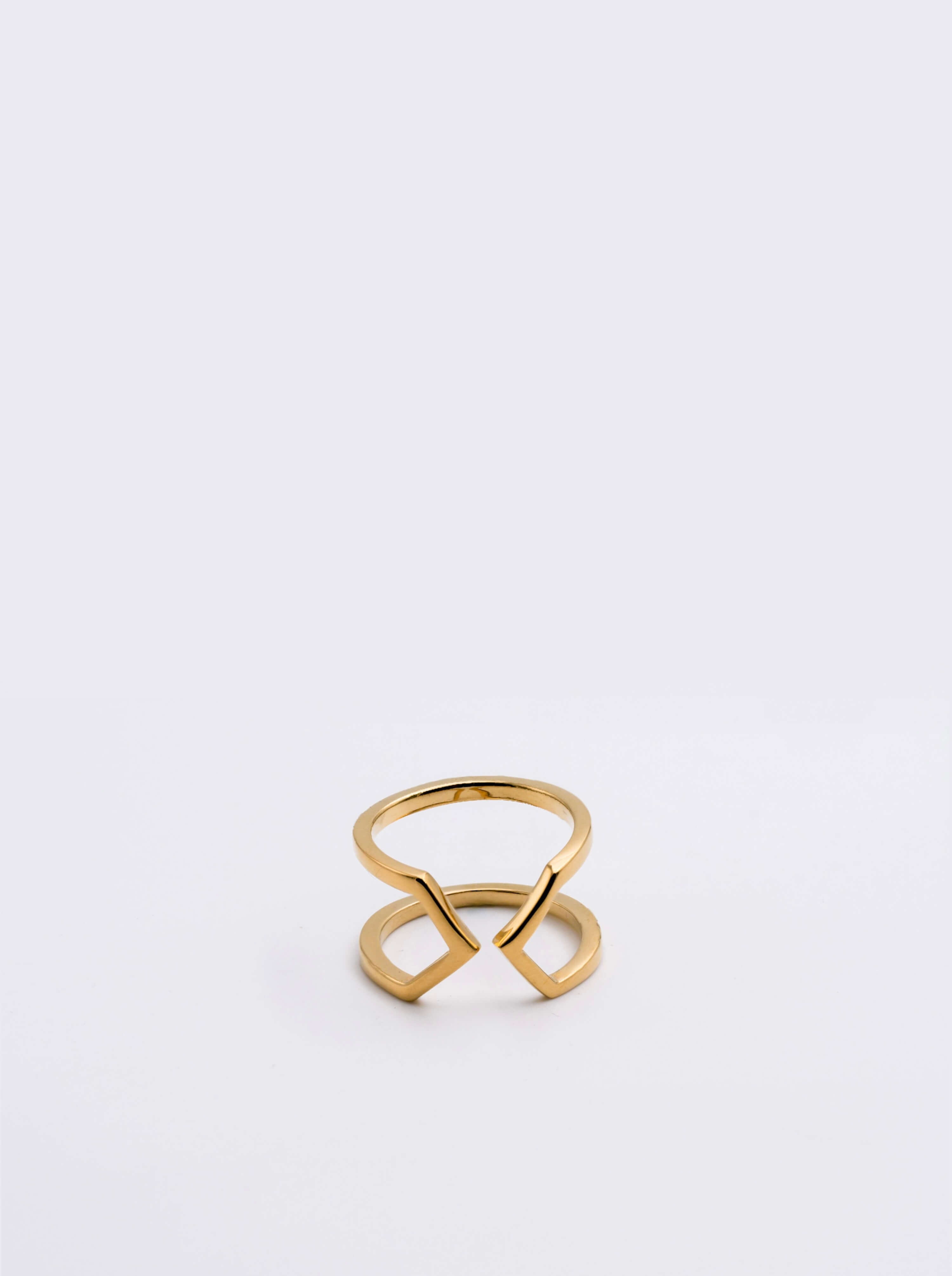 Photo d'une Bague Bijou d'oreille éthique modèle Dualité Moyenne  en Vermeil sur fond blanc