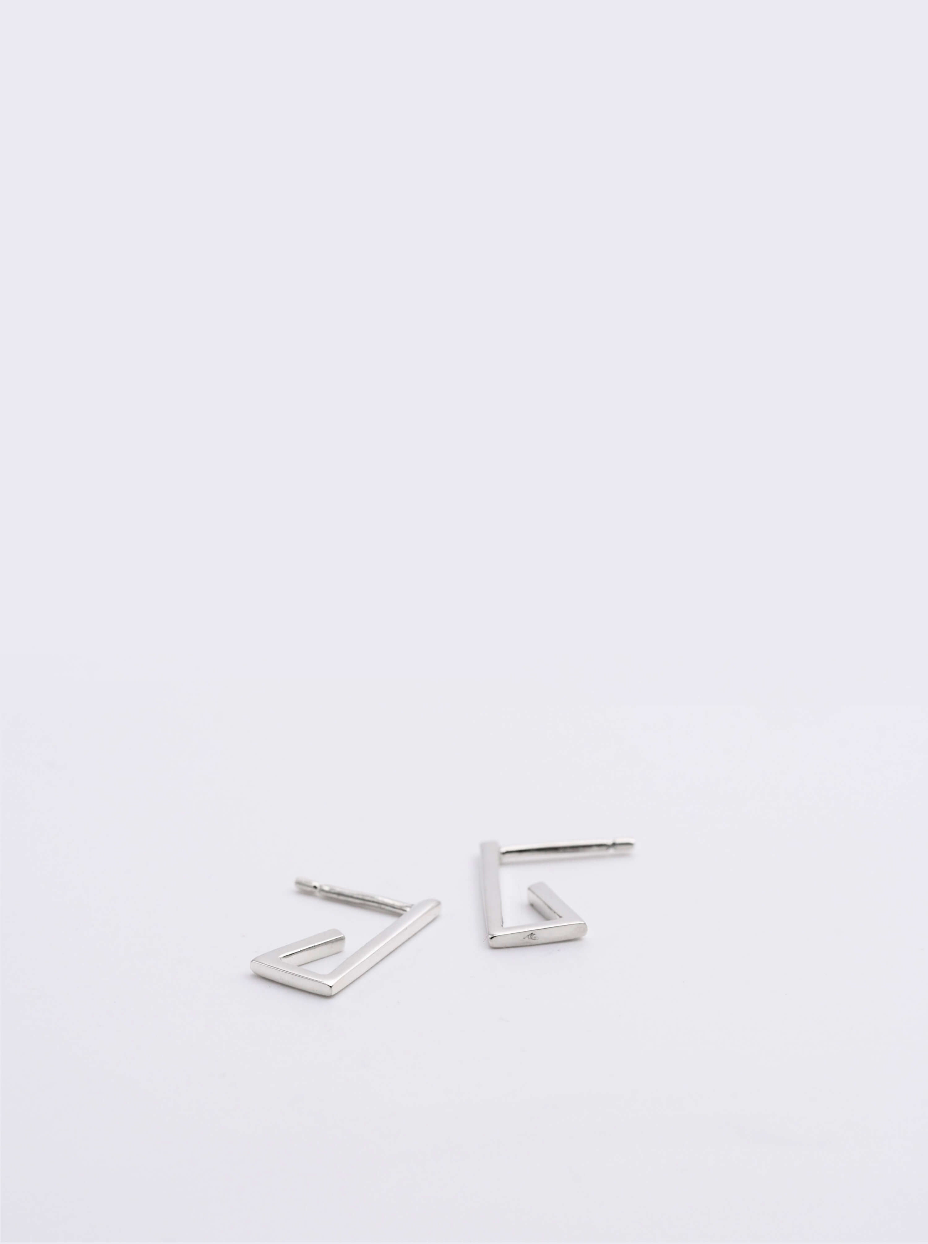 Paire de Boucles d'oreilles éthique modèle Mouvement en Argent labellisé non portée sur fond blanc.