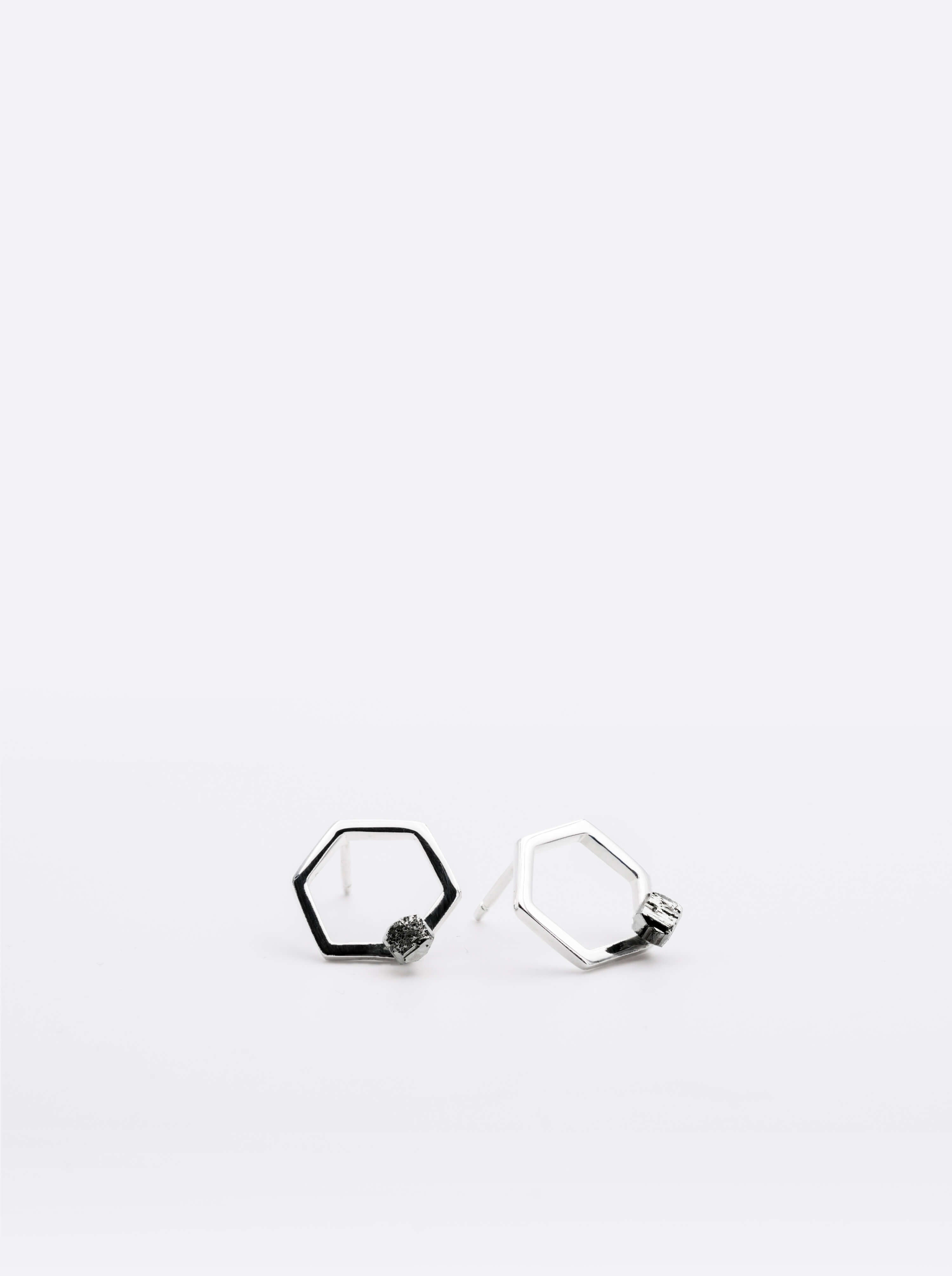 Boucles d'oreilles éthiques modèle Solitaire 14 Pyrite Argent non portées sur fond blanc.