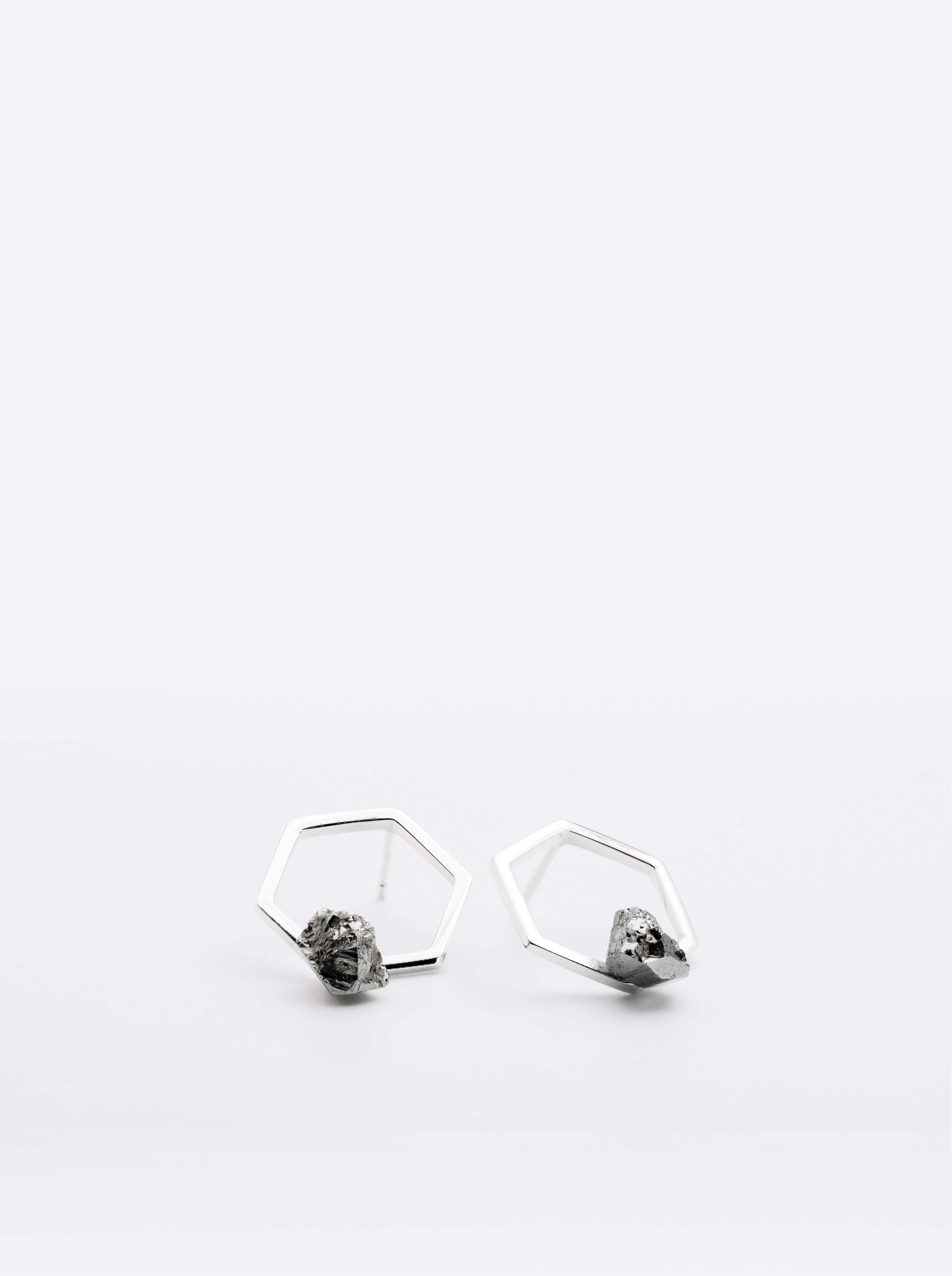 Boucles d'oreilles éthiques modèle Solitaire 18 Pyrite Argent sur fond blanc.