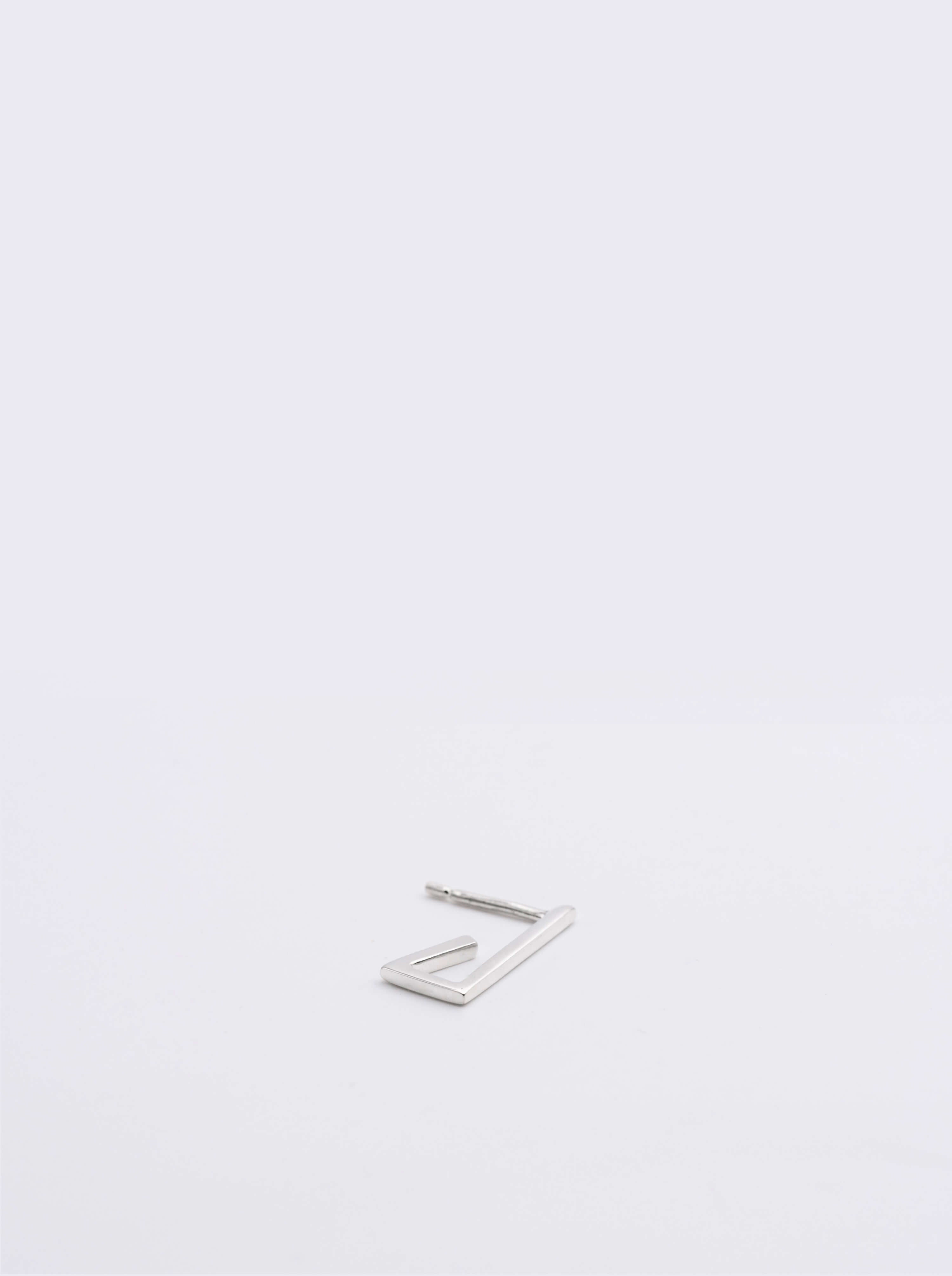 Mono Boucle d'oreille éthique modèle Mouvement en Argent labellisé non portée sur fond blanc.