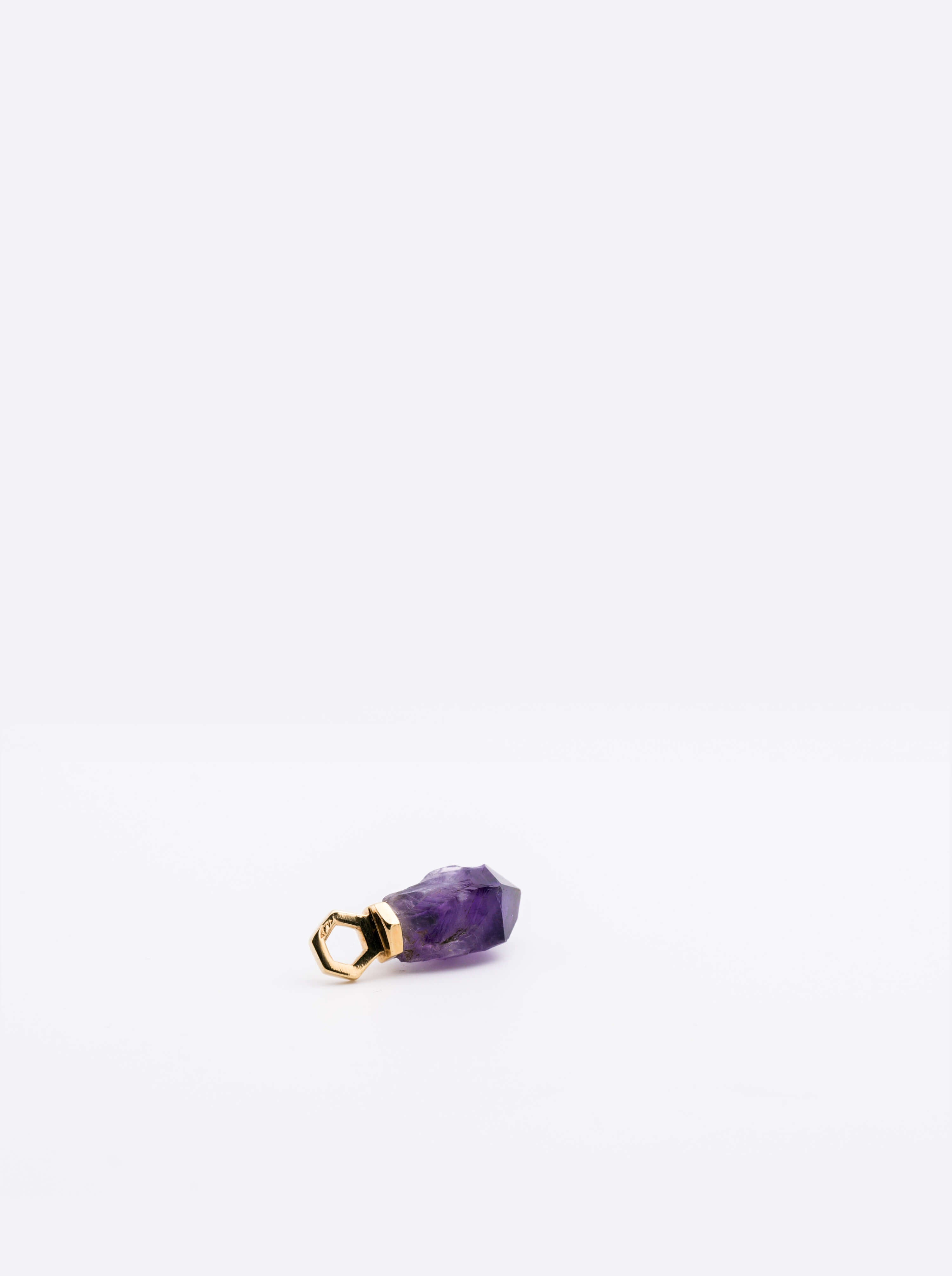 photo non porté sur fond blanc d'un pendentif éthique modèle infime en vermeil et améthyste de France.